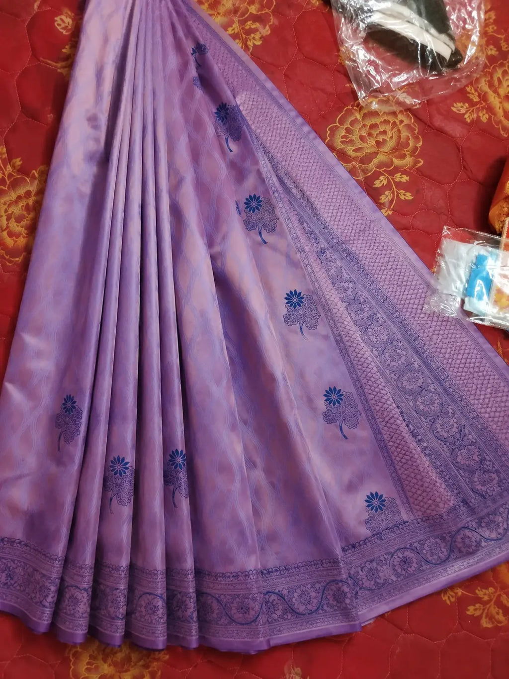 Lavender saree with scattered floral prints and wide patterned pallu border