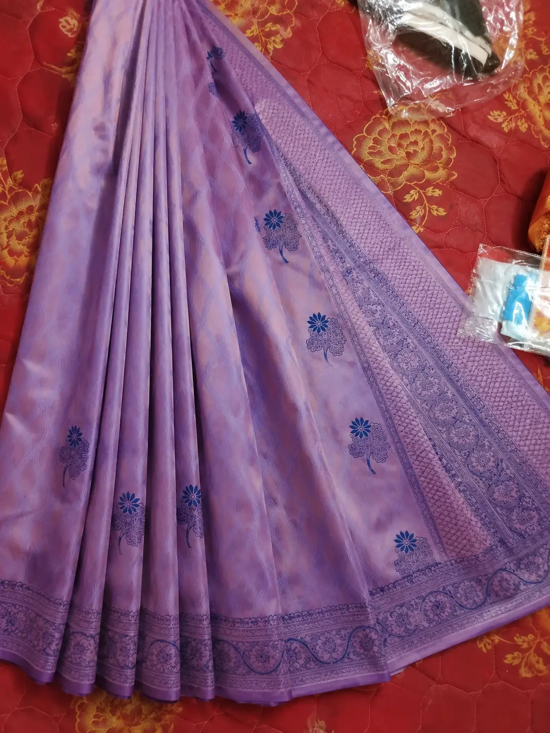 Lavender saree with scattered floral prints and wide patterned pallu border