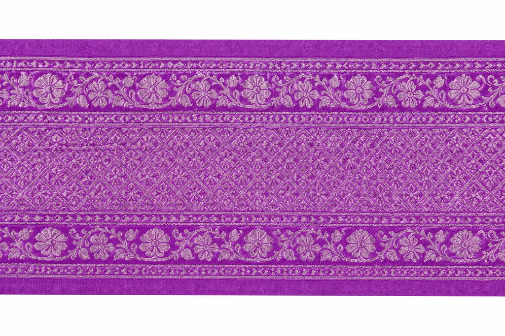 Lilac saree border with repeating floral paisley motifs